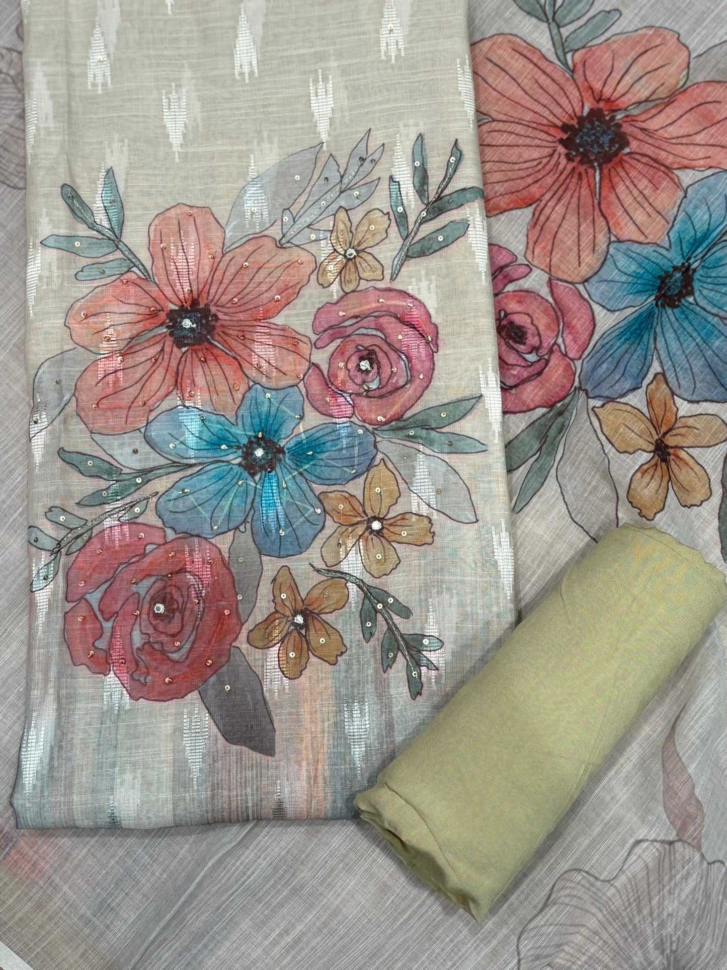 Graceful note print with subtle weaving patterns