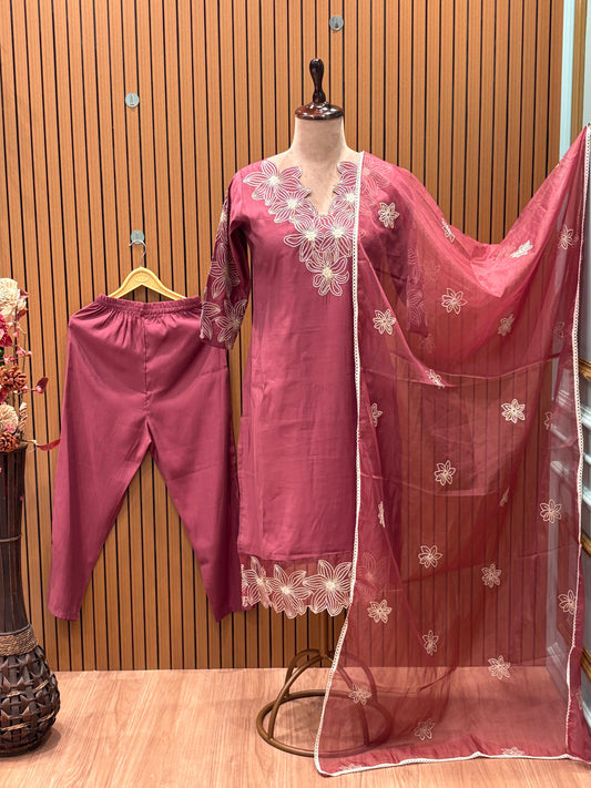 Feel the charm of tradition in this mauve-pink muslin cotton suit set
