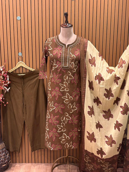 Cotton kurti set in brown & red features leaf prints