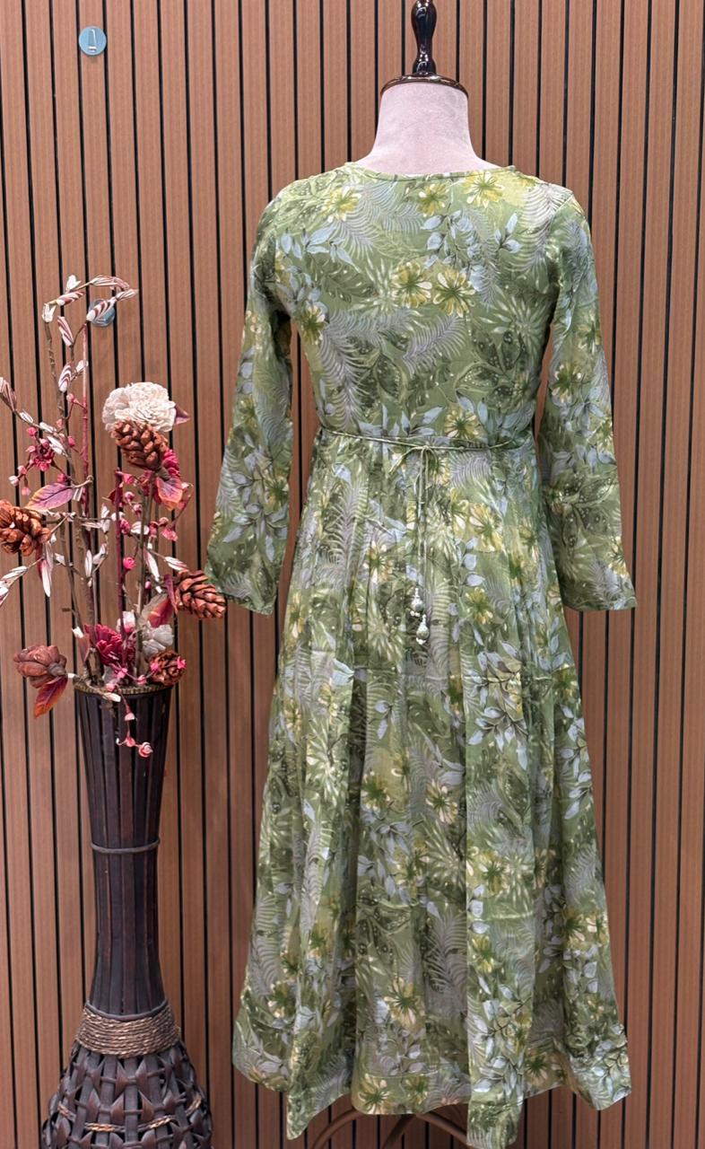 Grace in every twirl! This Chinon Anarkali suit set