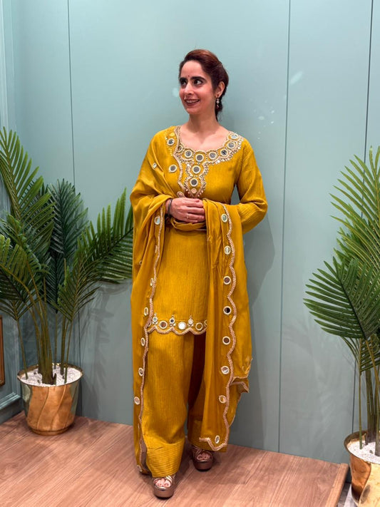 Presenting our luxurious short kurti with farshi salwar