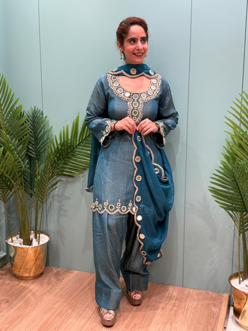 Presenting our luxurious short kurti with farshi salwar