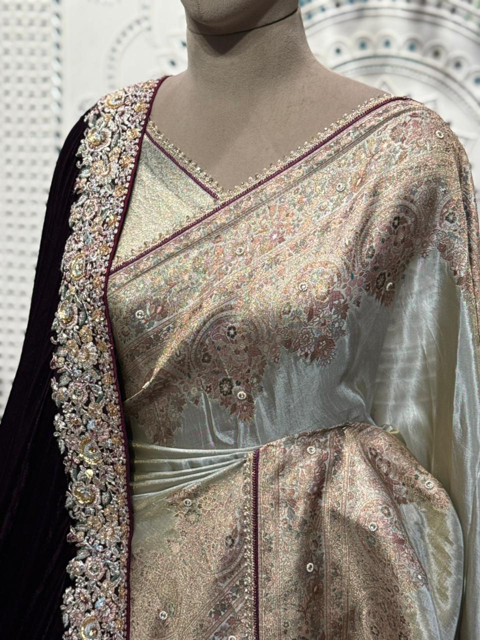 Exquisite saree comes with an unstitched blouse