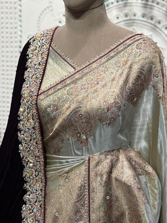 Exquisite saree comes with an unstitched blouse