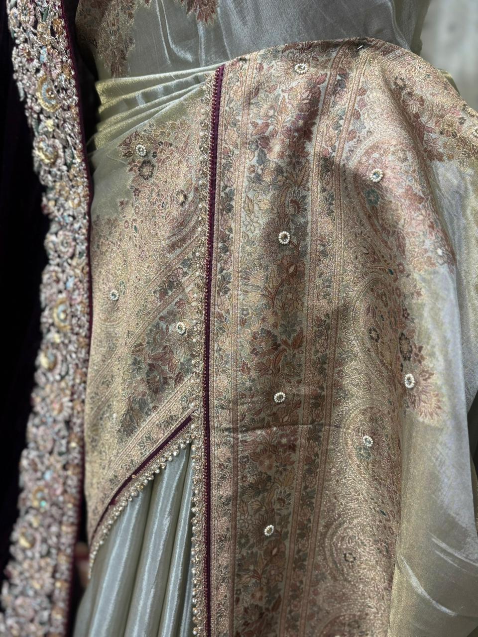 Exquisite saree comes with an unstitched blouse