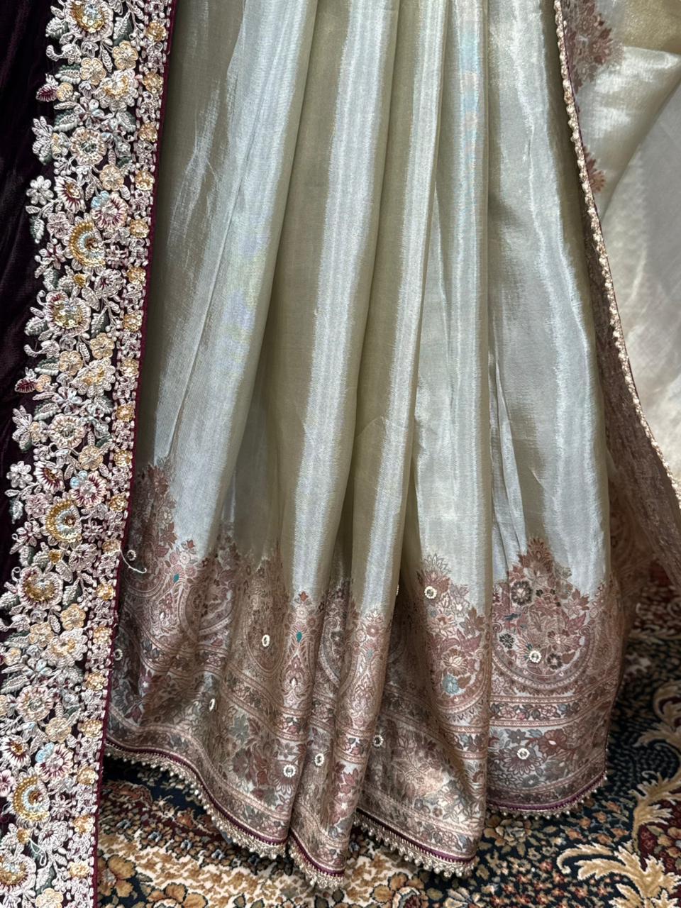 Exquisite saree comes with an unstitched blouse