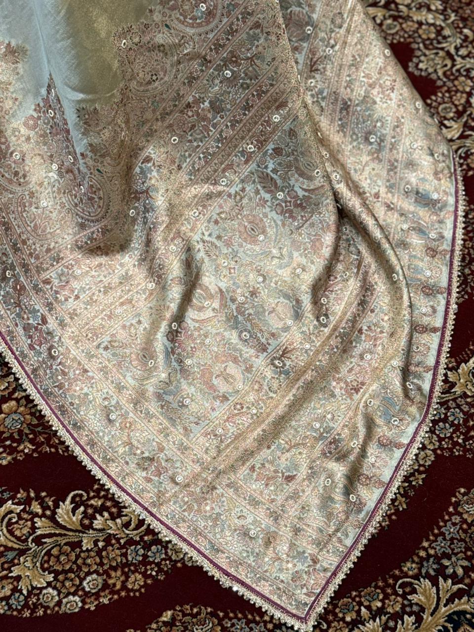 Exquisite saree comes with an unstitched blouse