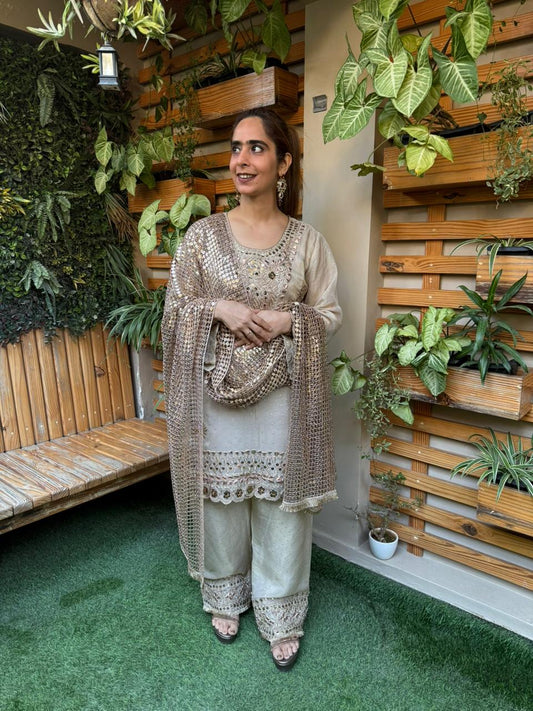 Crafted in luxurious shimmer organza fabric