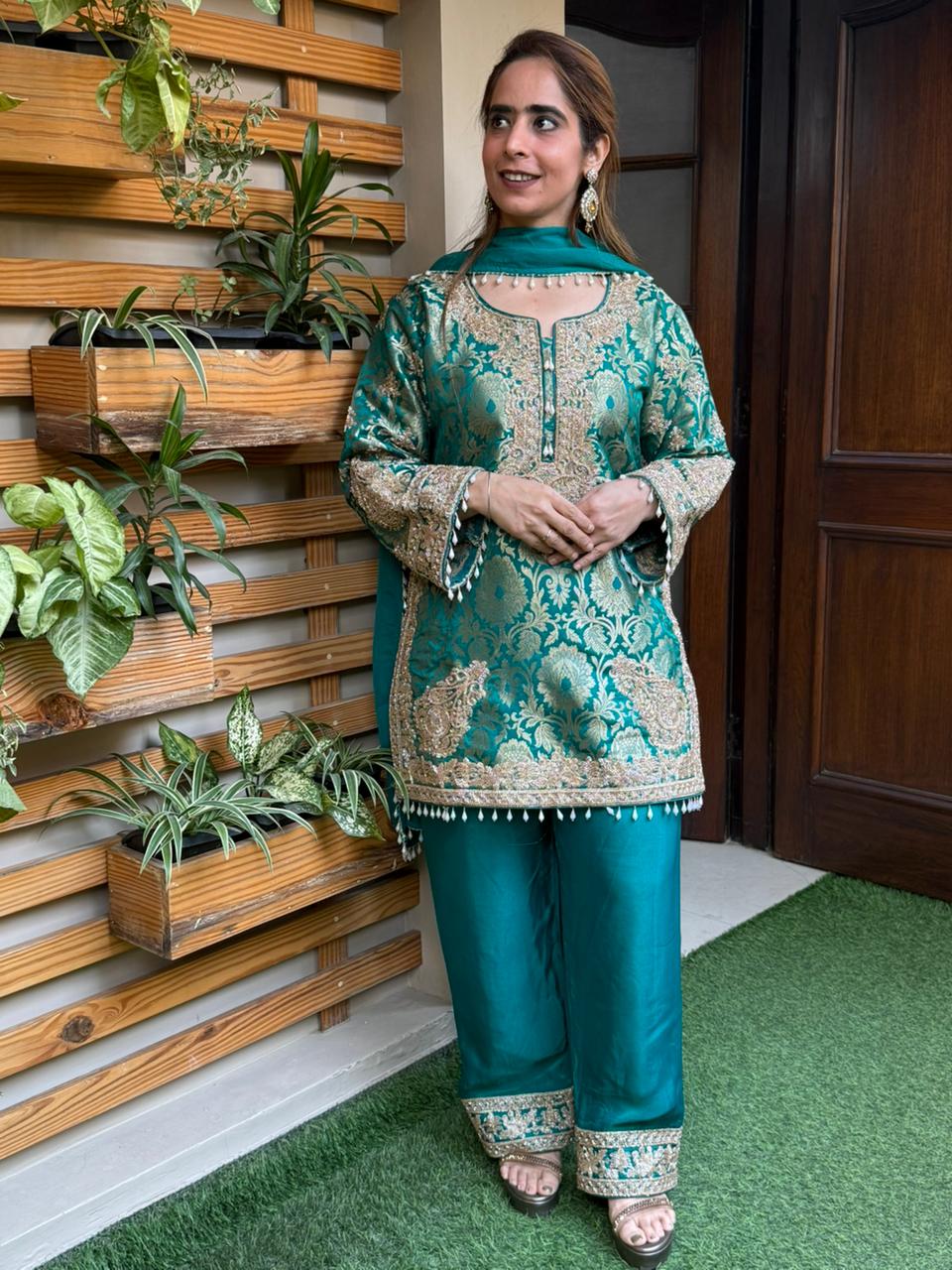 Luxurious brocade kurta set is designed for women