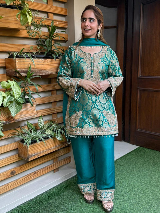 Luxurious brocade kurta set is designed for women