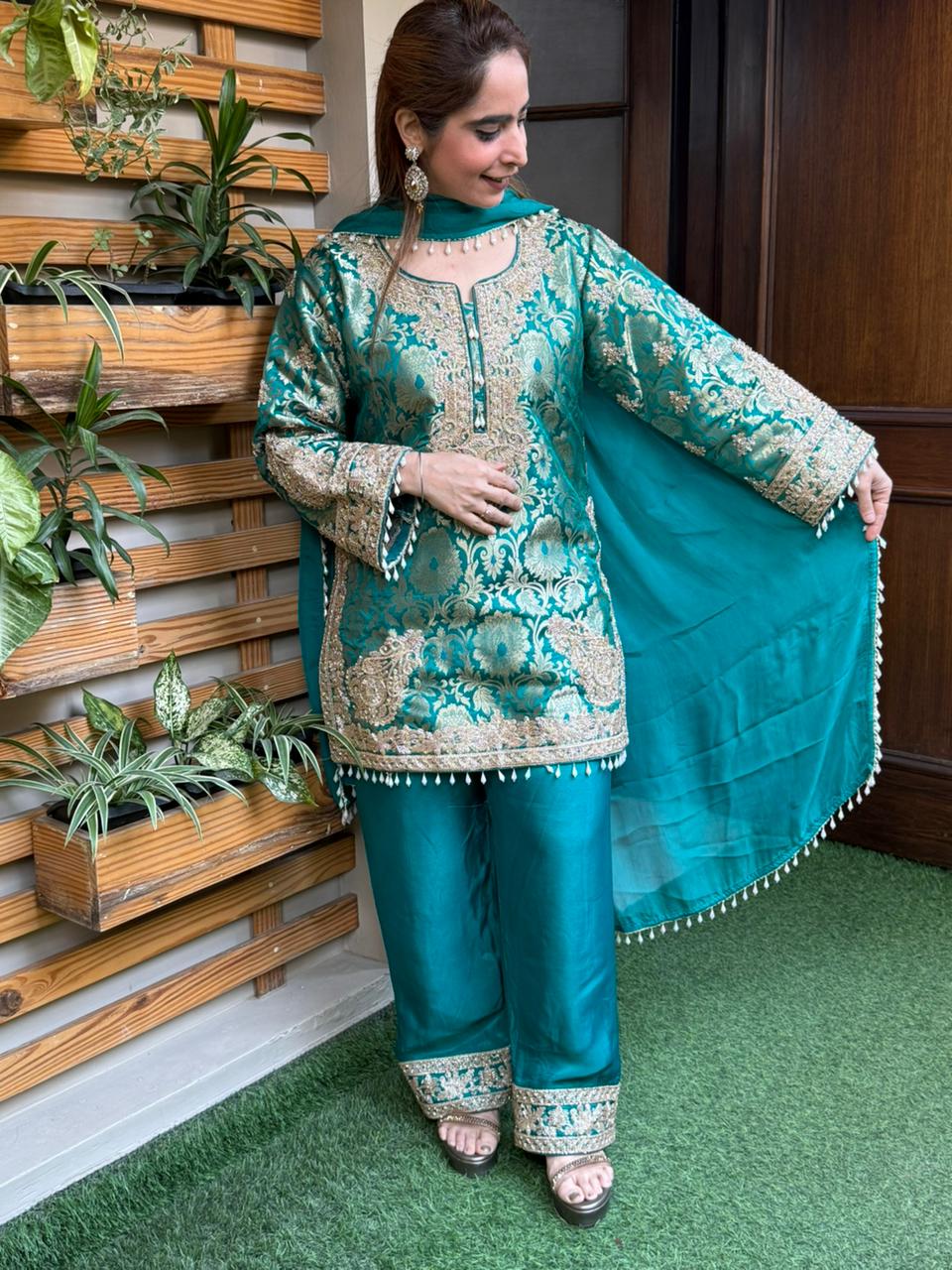 Luxurious brocade kurta set is designed for women