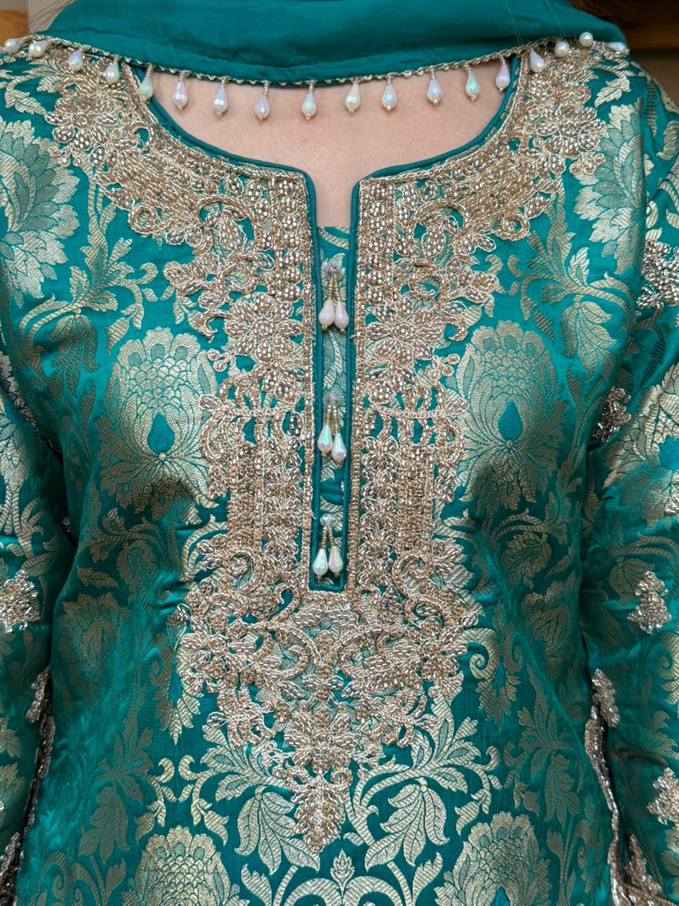 Luxurious brocade kurta set is designed for women