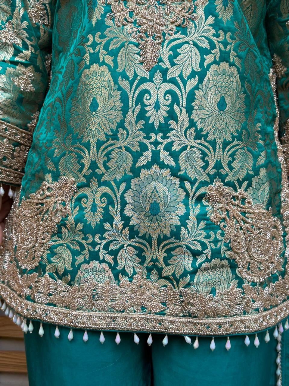 Luxurious brocade kurta set is designed for women