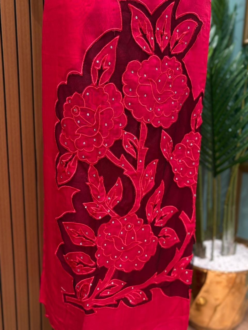 Unstitched suit set is crafted in rich Maheshwari cotton fabric