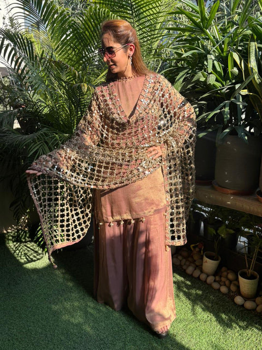 Grace meets effortless glamour in this beautifully crafted kurta set