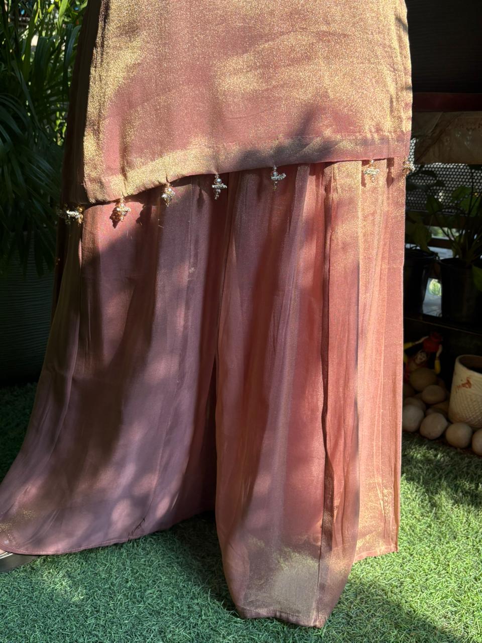 Grace meets effortless glamour in this beautifully crafted kurta set