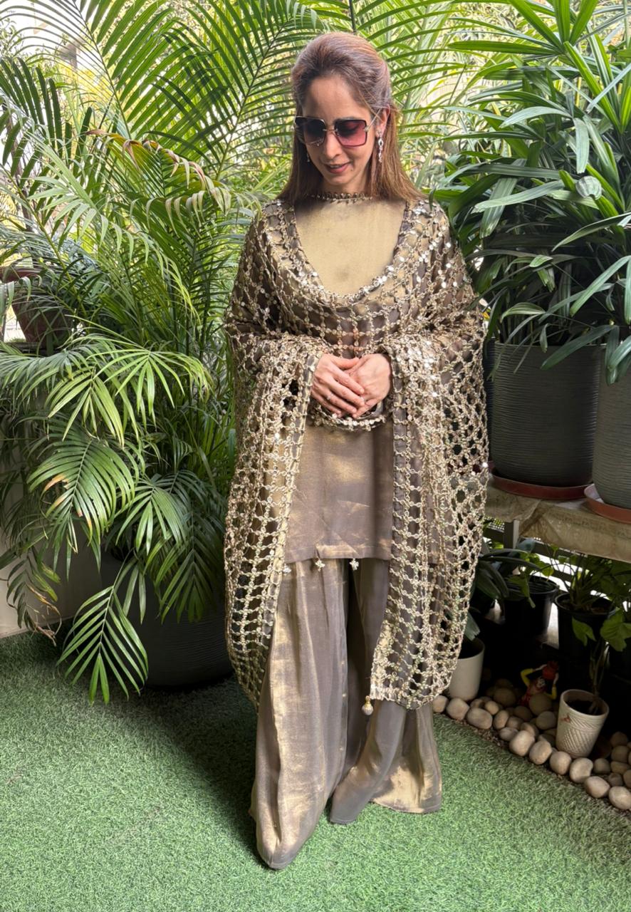 Grace meets effortless glamour in this beautifully crafted kurta set