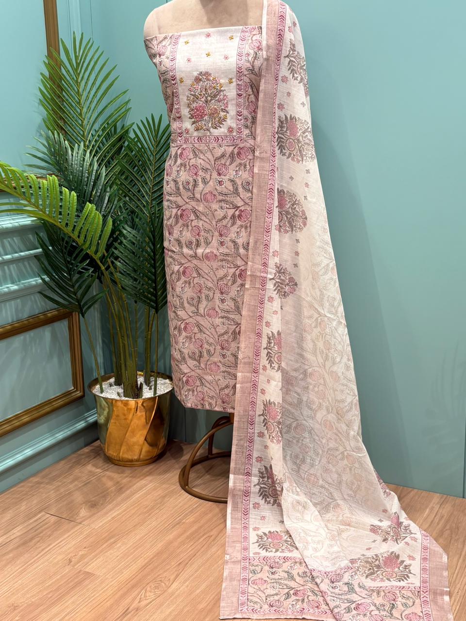 Graceful unstitched suit set is crafted in soft cotton fabric