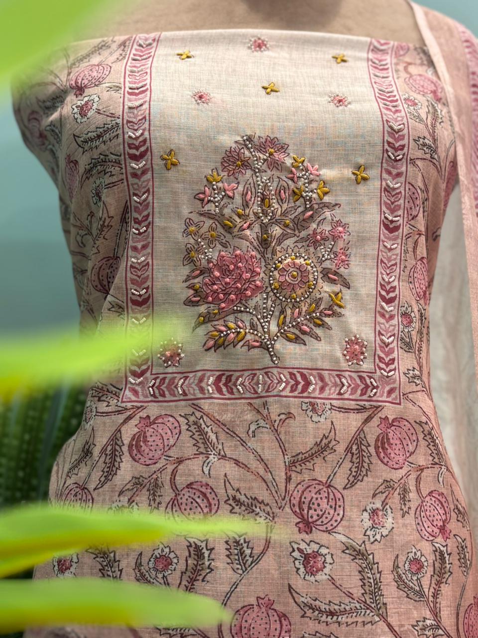 Graceful unstitched suit set is crafted in soft cotton fabric