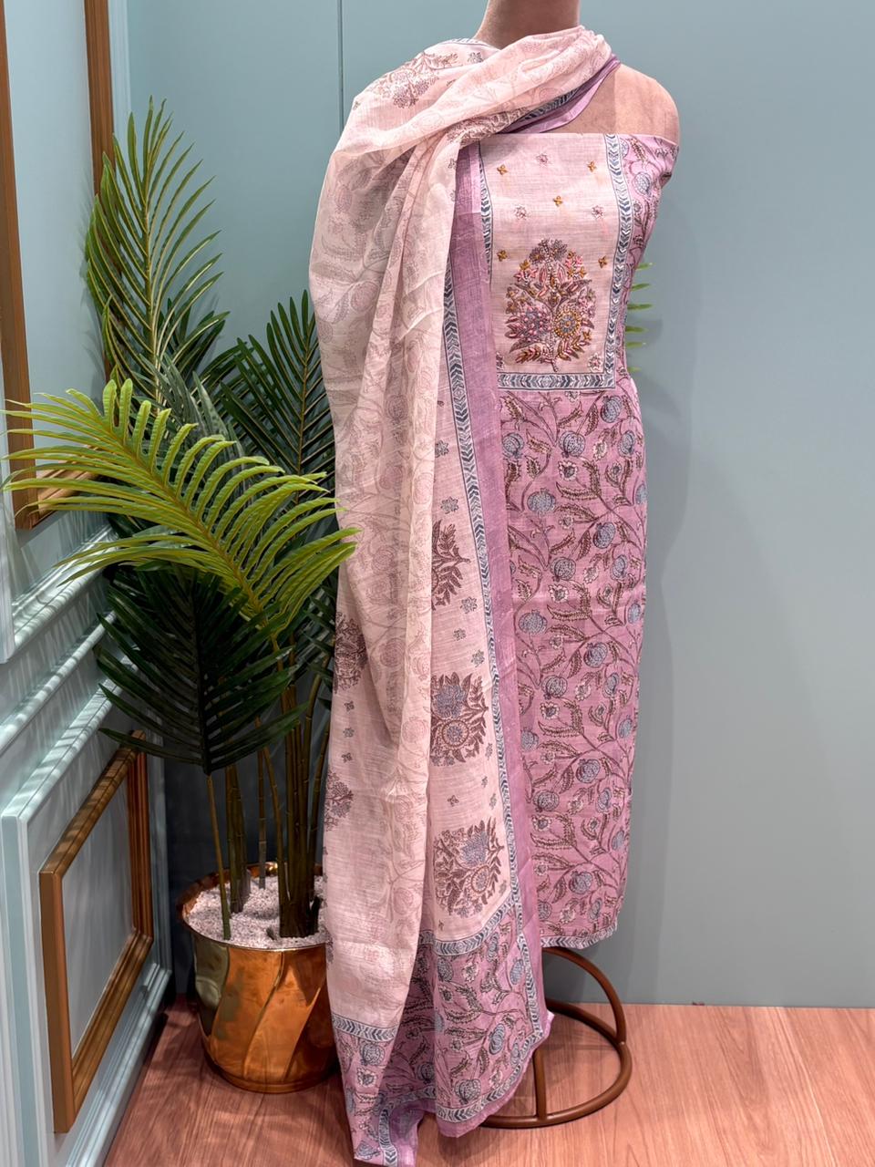 Graceful unstitched suit set is crafted in soft cotton fabric