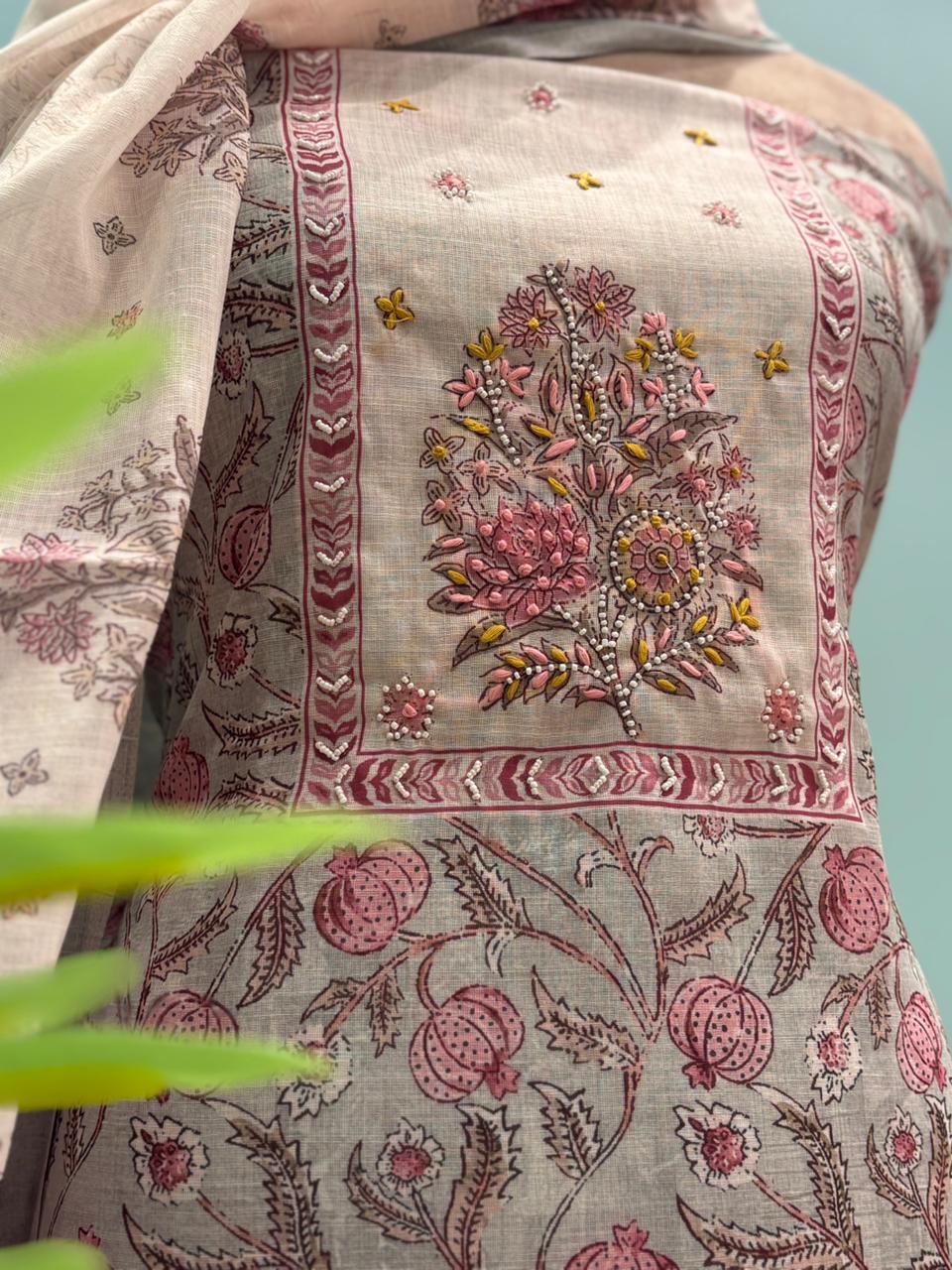 Graceful unstitched suit set is crafted in soft cotton fabric