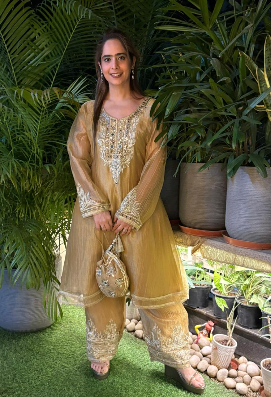 Graceful Anarkali set is crafted in luxurious tissue shimmer fabric