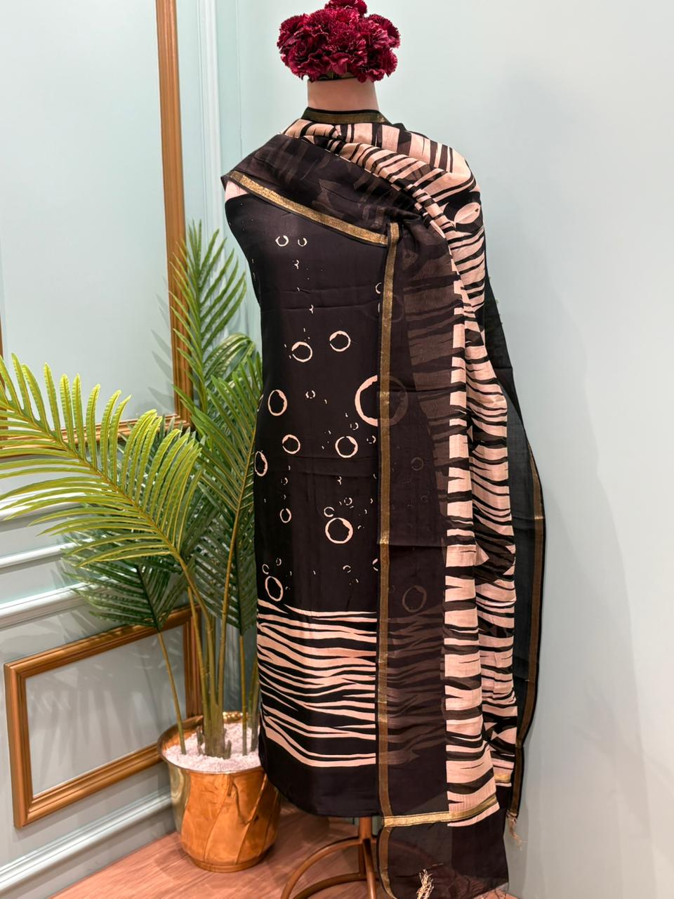 Make a bold style statement with this elegant unstitched