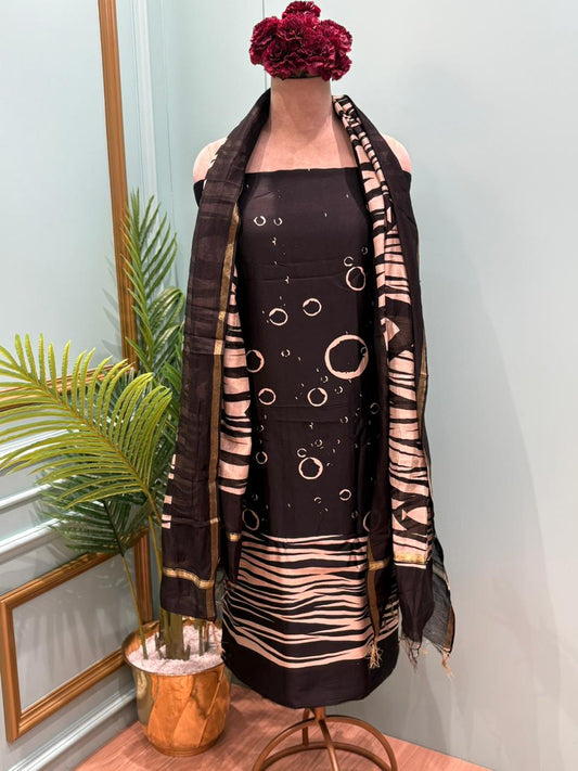 Make a bold style statement with this elegant unstitched