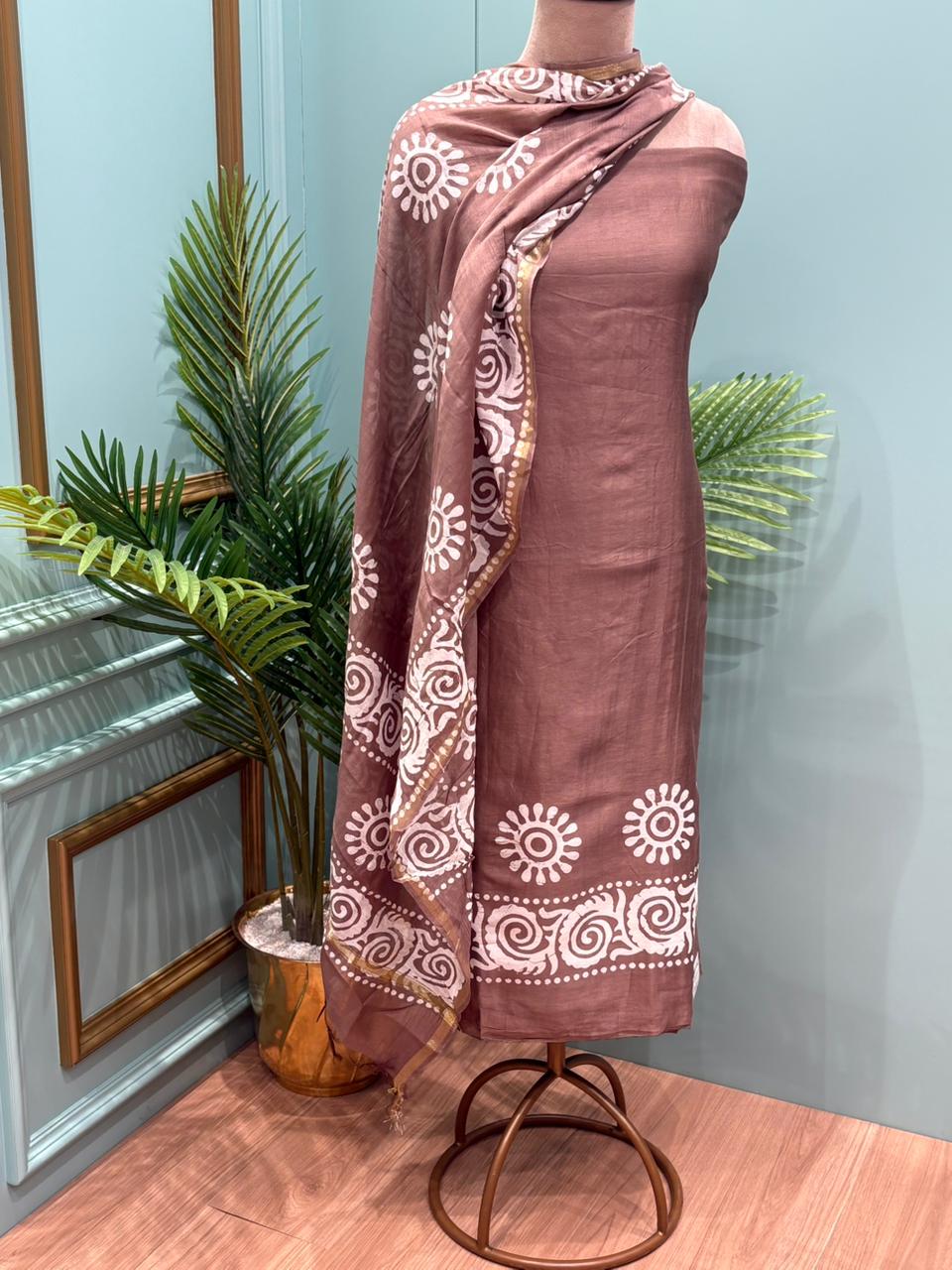 Graceful unstitched Maheswari cotton suit set