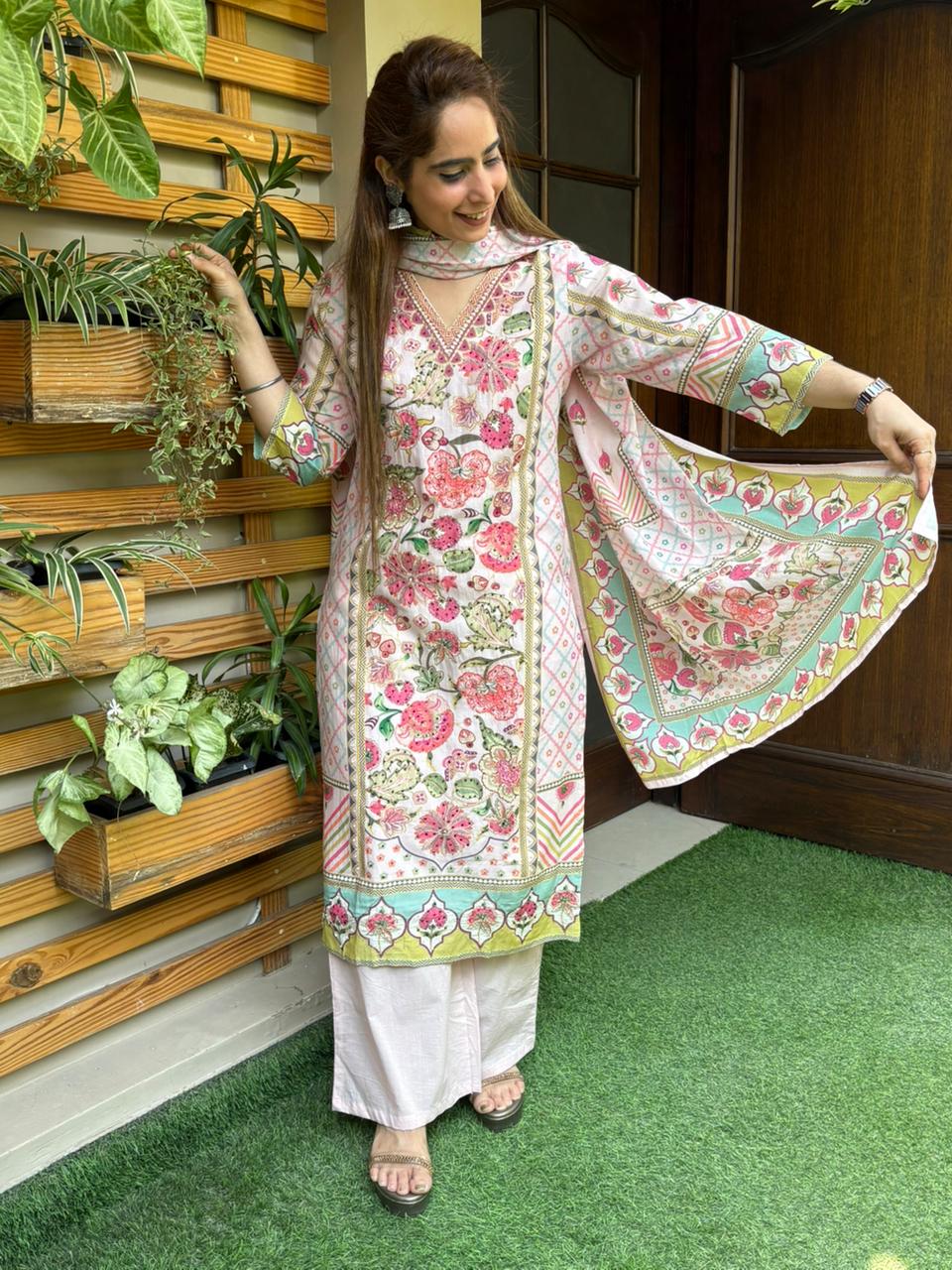 Elegant kurti set is crafted in soft muslin cotton fabric