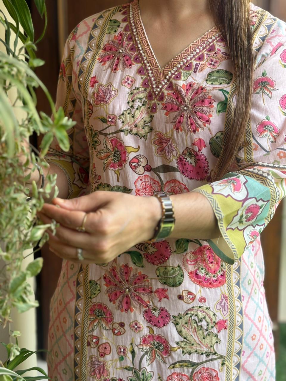 Elegant kurti set is crafted in soft muslin cotton fabric