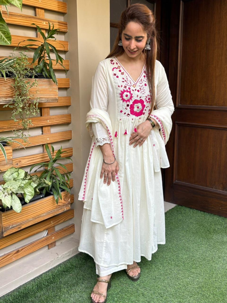 Beautiful mul cotton kurti set is designed for effortless elegance