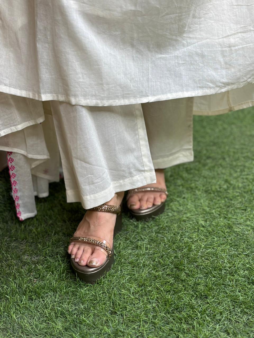 Beautiful mul cotton kurti set is designed for effortless elegance