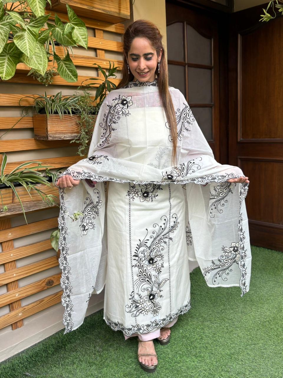 Elegant unstitched suit crafted in soft mul cotton fabric