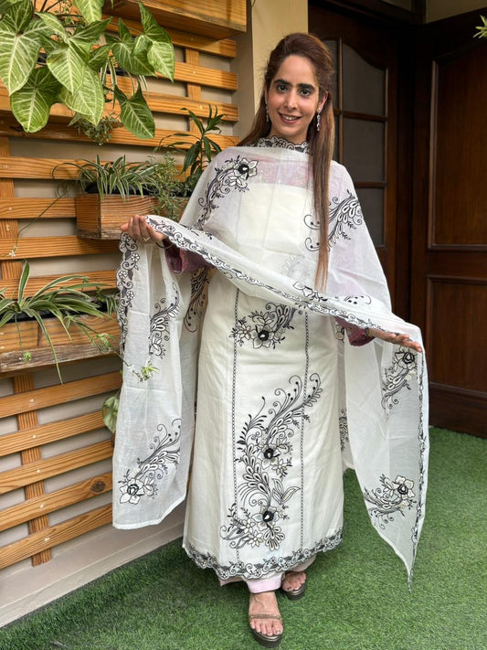 Elegant unstitched suit crafted in soft mul cotton fabric