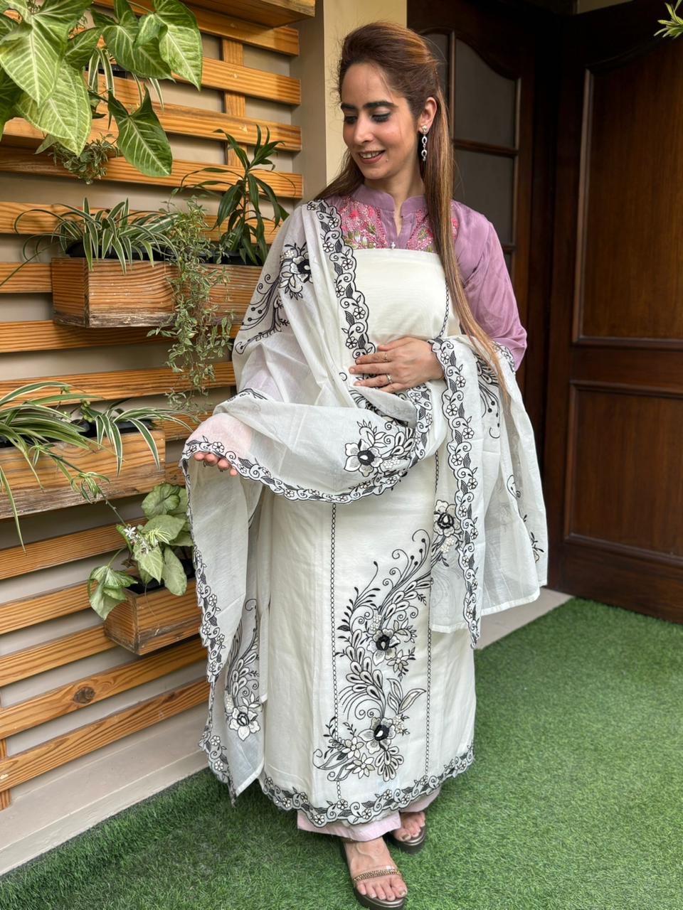 Elegant unstitched suit crafted in soft mul cotton fabric