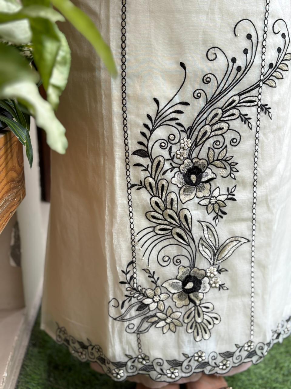 Elegant unstitched suit crafted in soft mul cotton fabric