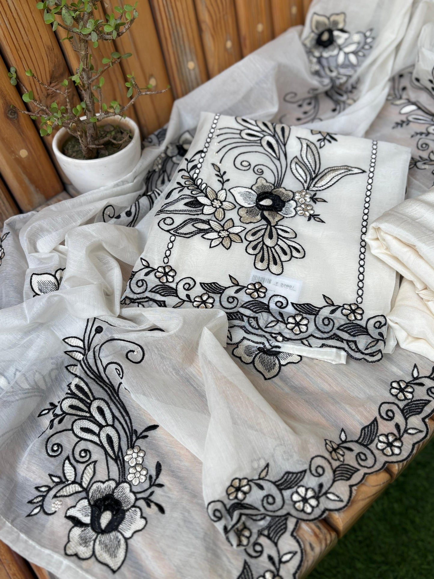 Elegant unstitched suit crafted in soft mul cotton fabric