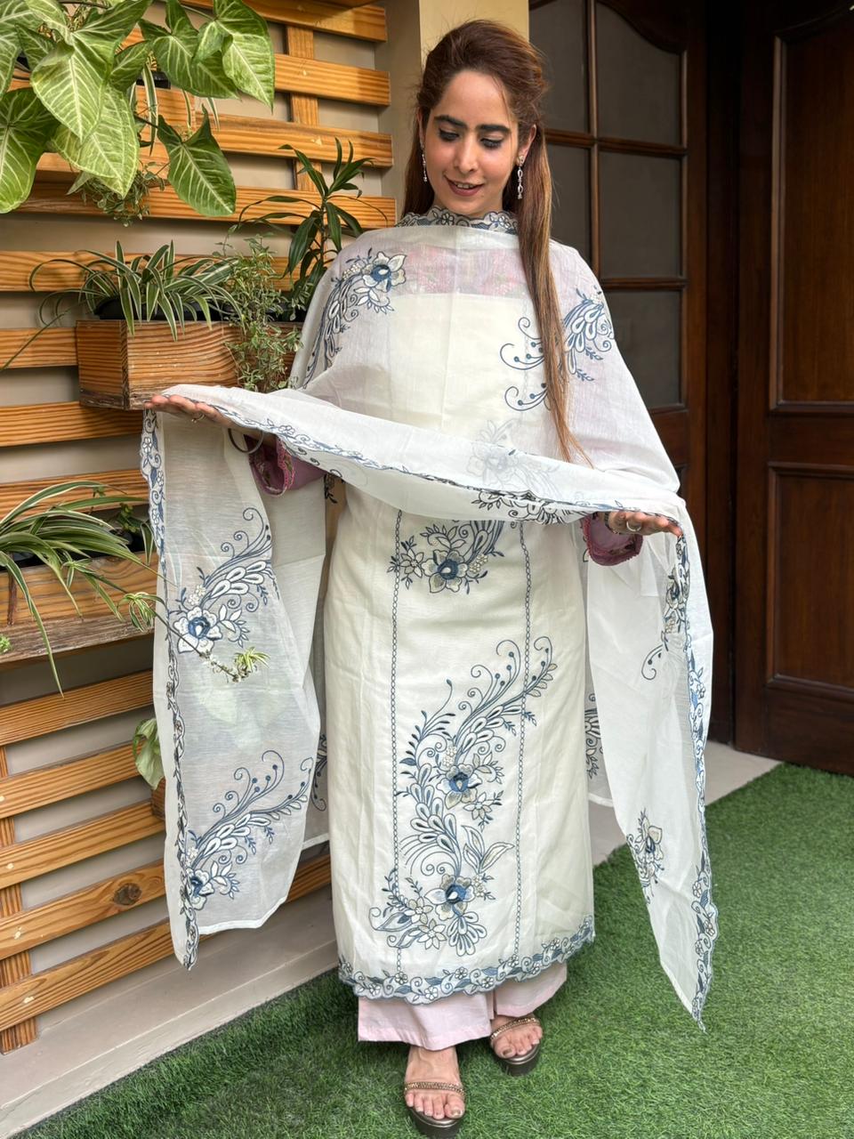 Elegant unstitched suit crafted in soft mul cotton fabric