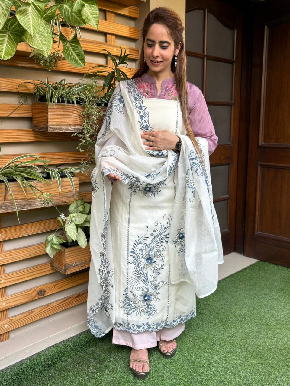 Elegant unstitched suit crafted in soft mul cotton fabric