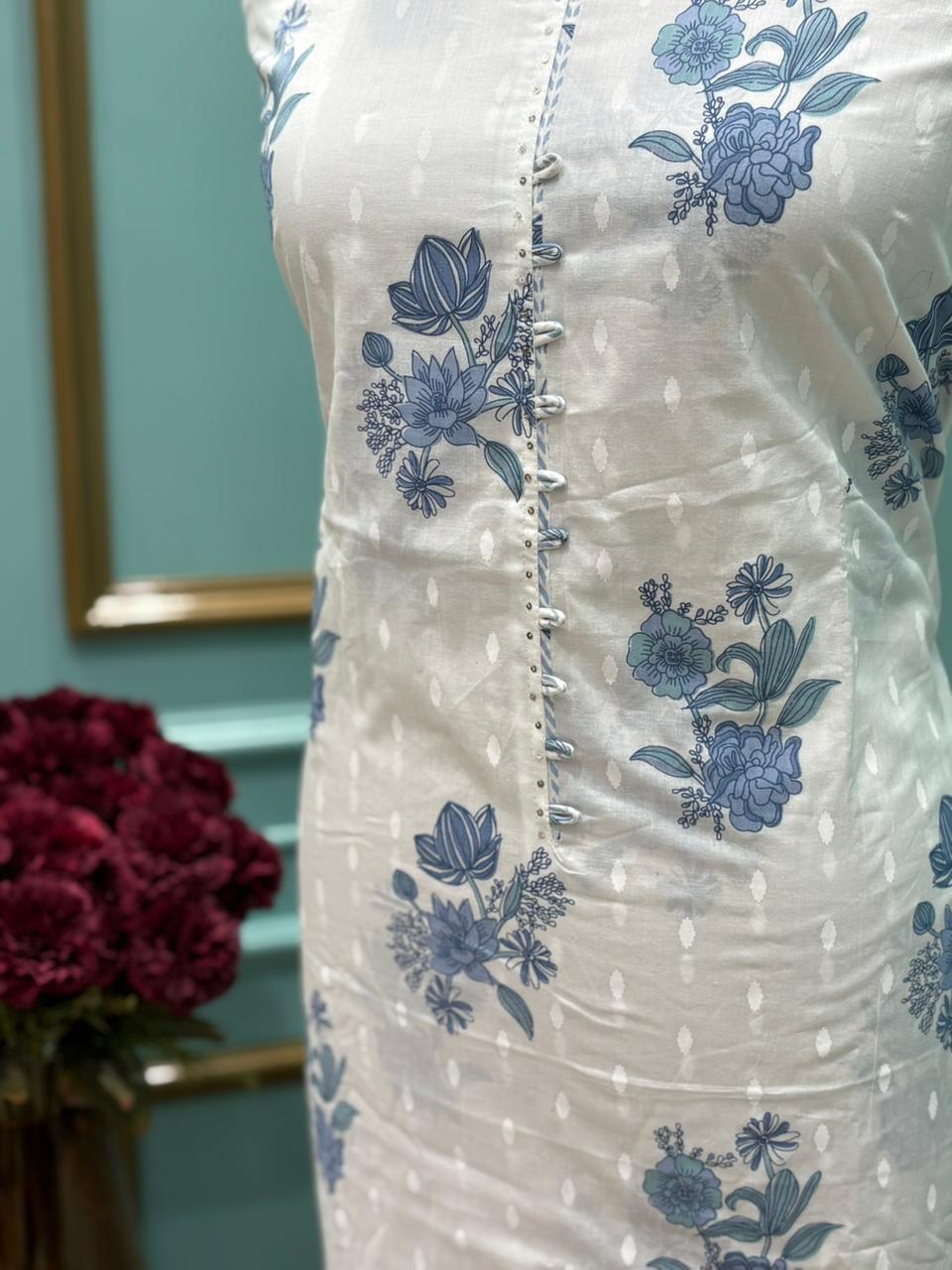 Unstitched suit crafted in soft and breathable cotton fabric