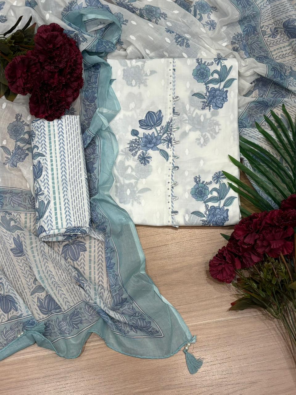 Unstitched suit crafted in soft and breathable cotton fabric