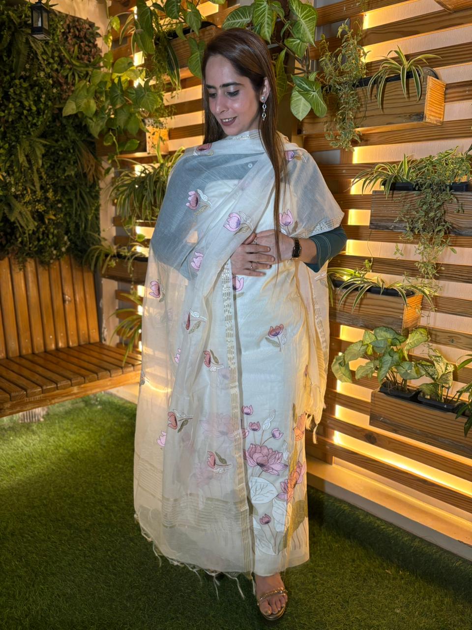 Beautiful unstitched suit is crafted in soft mul cotton fabric