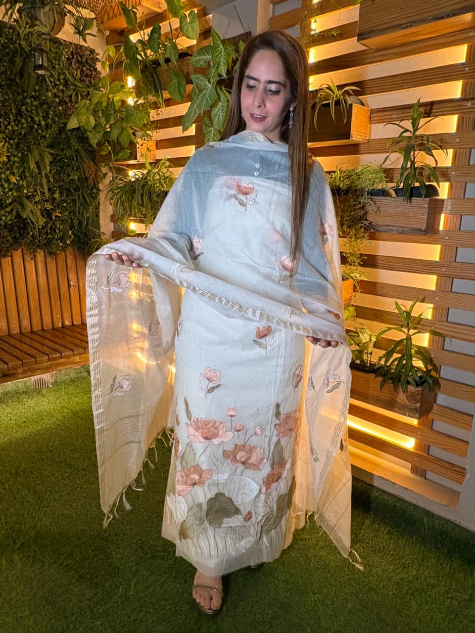 Beautiful unstitched suit is crafted in soft mul cotton fabric