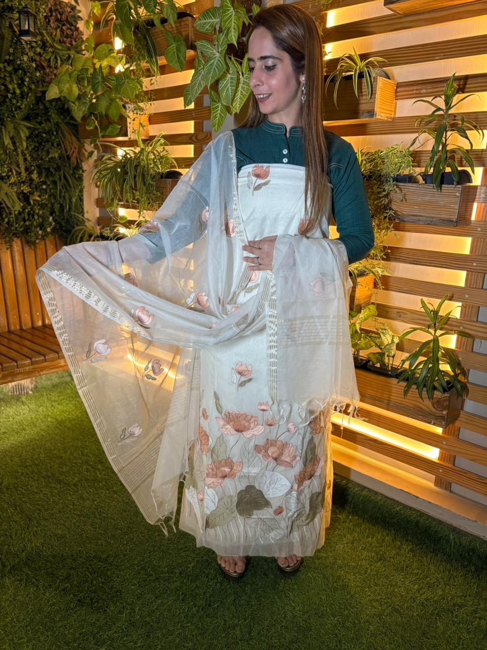 Beautiful unstitched suit is crafted in soft mul cotton fabric