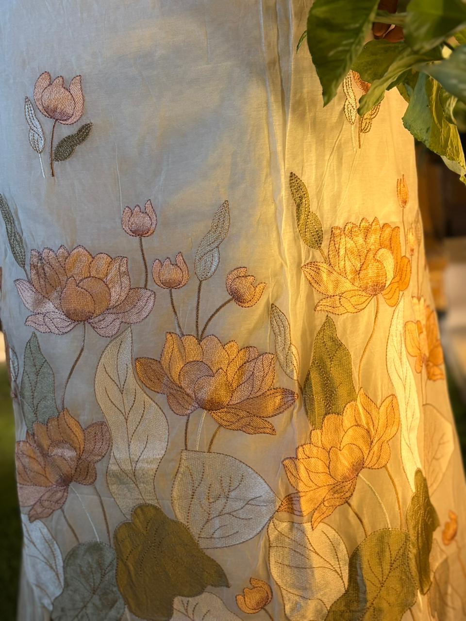 Beautiful unstitched suit is crafted in soft mul cotton fabric