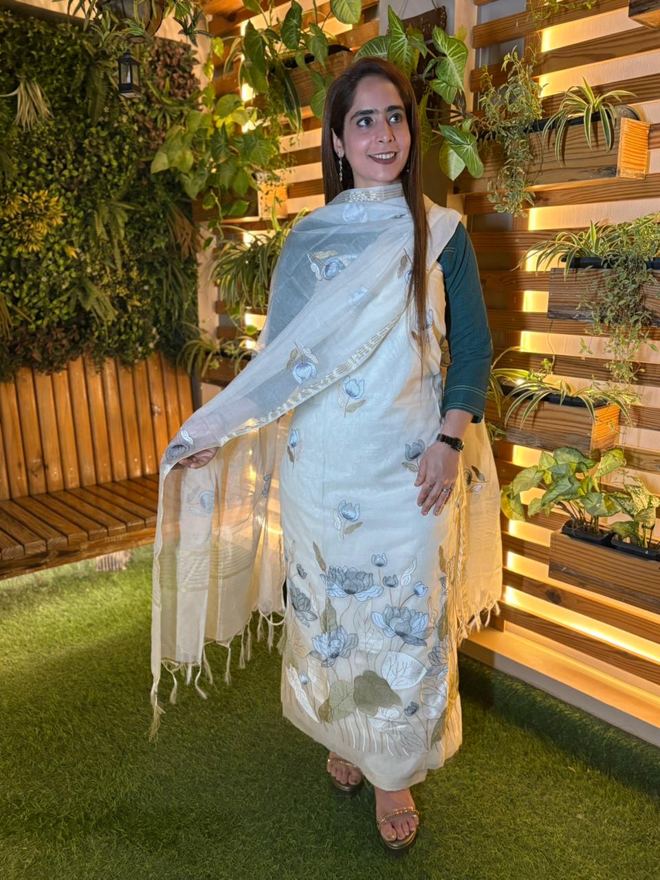 Beautiful unstitched suit is crafted in soft mul cotton fabric