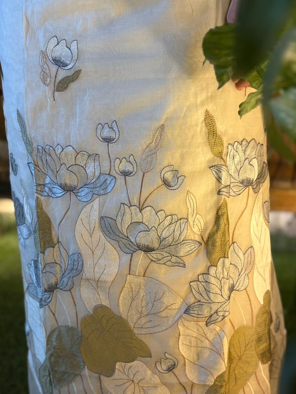 Beautiful unstitched suit is crafted in soft mul cotton fabric