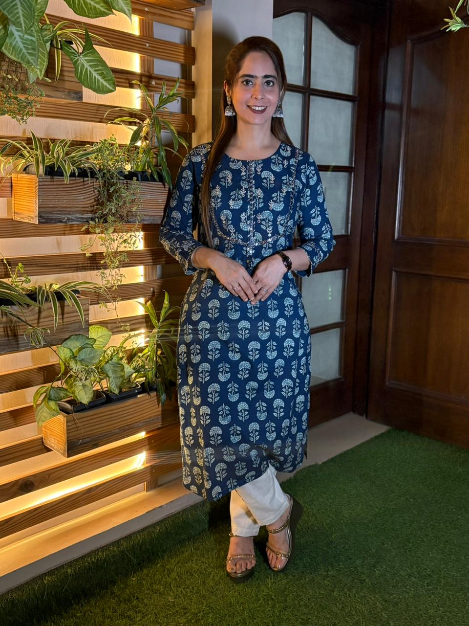 Elegant kurta set is crafted in comfortable cotton fabric