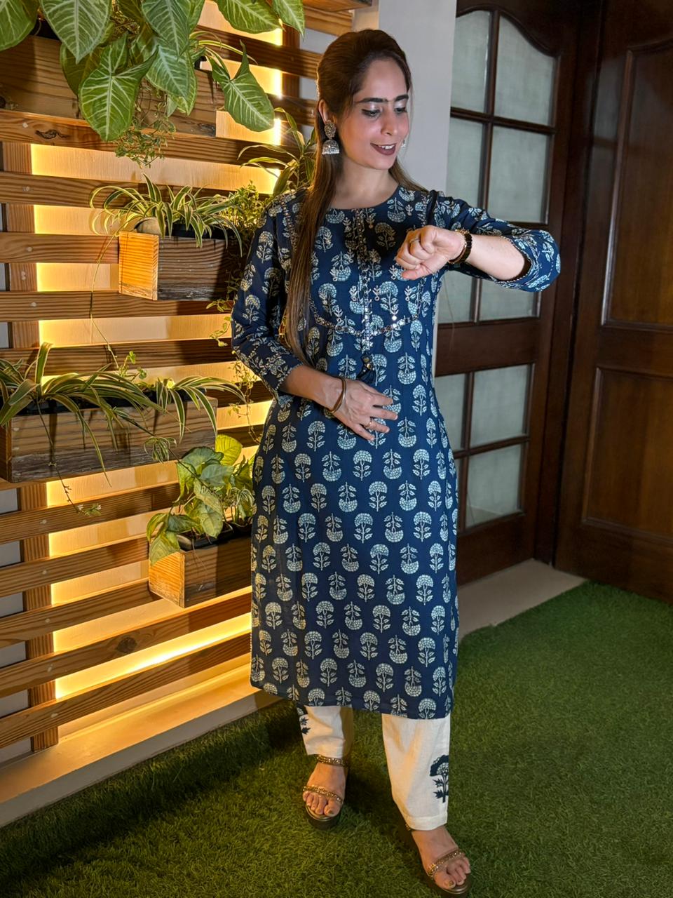 Elegant kurta set is crafted in comfortable cotton fabric